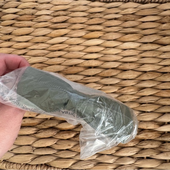 Anthropologie Violet & Brooks Faux Leather Olive Green Bow Headband - Picture 4 of 5